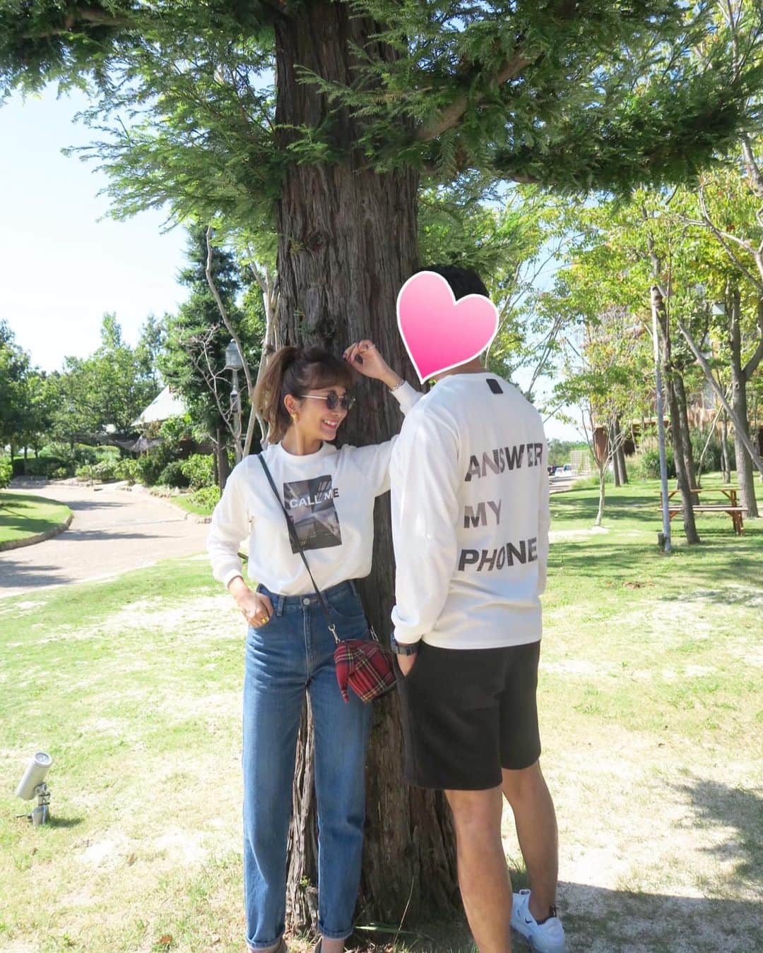 のインスタグラム：「昨日のcoordinate♡新作のメッセージロンTで主人とリンカブル＼(^o^)／来月のpopup shopで先行発売予定です♡お洒落family皆に褒めてもらえて、更にお気に入り♡ ##wakkinstyle#ootd#coordinate tops:#linkable @linkable_official(来月発売予定) denim:#stunninglure bag:#loewe sunglasses:#lavid」