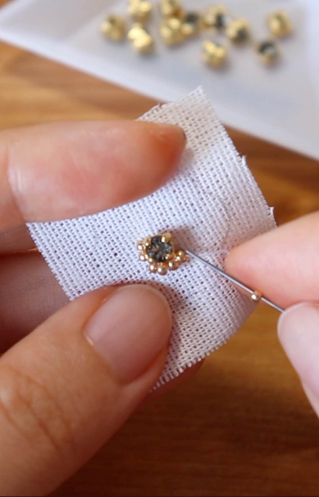 handmade shopのインスタグラム：「お花のアクセサリーを作る最初の縫いの段階です🌟 少しでも手刺繍の細かさが伝わると嬉しいです。  こちらはショートバージョンです。 ロングバージョンはyoutubeにアップしておりますので「eri yamazato」で検索してみてください🌜  10月5日(土)〜7日(月)﻿の3日間でpopupを開催します 13時〜19時(最終日のみ18時まで) senri 福岡市中央区白金2-7-8-1F  2019年最後の対面販売となりますので ぜひお誘い合わせの上遊びにいらしてください」