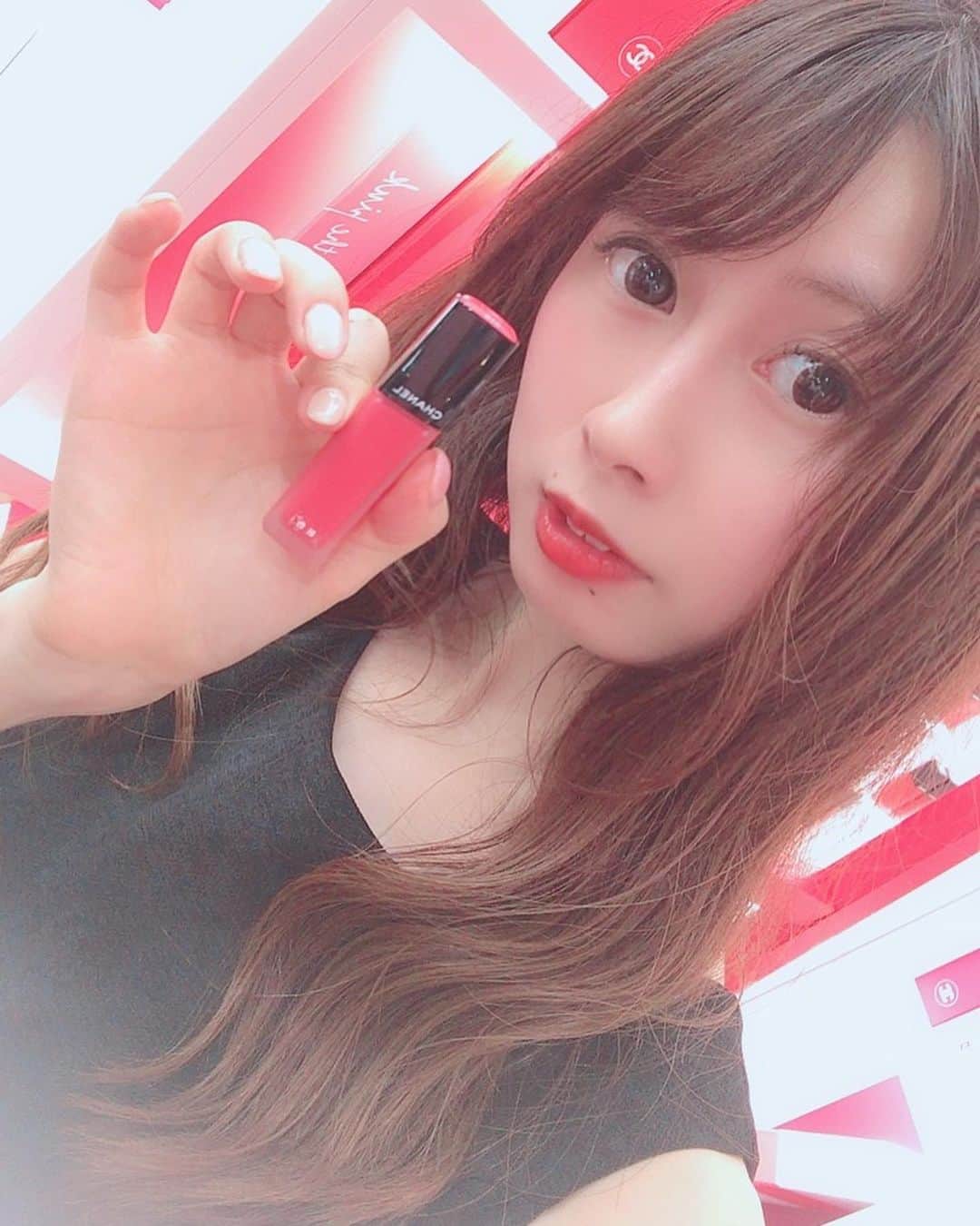 佐藤もも子のインスタグラム：「CHANELのこのリップめっちゃいい💄✨ 発色よくて色落ちしないし 色もデザインも可愛い❤️💋 #CHANEL #chanel #cosume #make #makeup #girl #followｍe #シャネル #コスメ #メイク #表参道 #リップ #グロス #口紅」