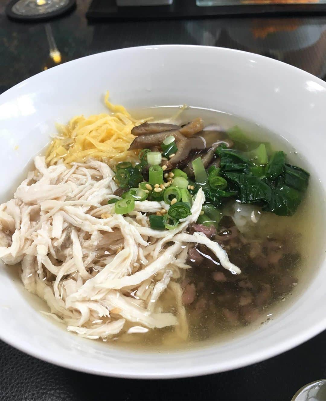 小橋めぐみのインスタグラム：「先日のお料理教室で作った鶏飯。 温かいご飯の上に、鶏むね、茹で小松菜、しば漬け、錦糸卵、炒りごま。 鶏ガラスープをかけて。 とても優しい味で、ほっこり。 奄美の料理だそうです。」