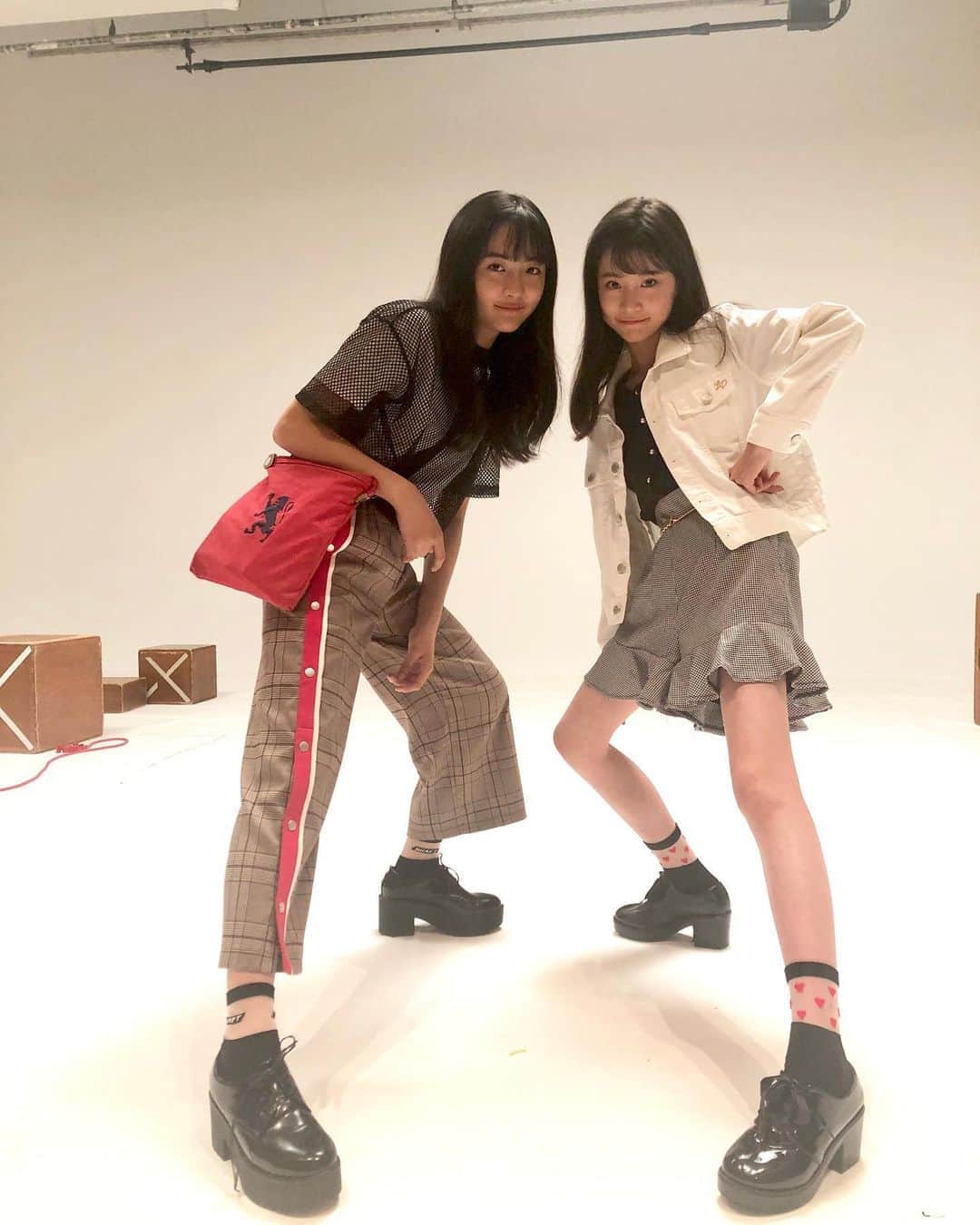 のインスタグラム：「えこあきみさちゃまの私服🖤 . . やっぱり足元は安定の黒👻🖤 秋らしいチェックと ちょいスポが気分なごようす~~🧐🖤 #石山えこ  #近藤藍月  #入江美沙希  #丸山真亜弥  #えっちゃんのメッシュTサンキューマートなんだって #買い物上手🤩 #ちゃまは撮影終わりだから #前髪全上げしてるのです🤣笑」