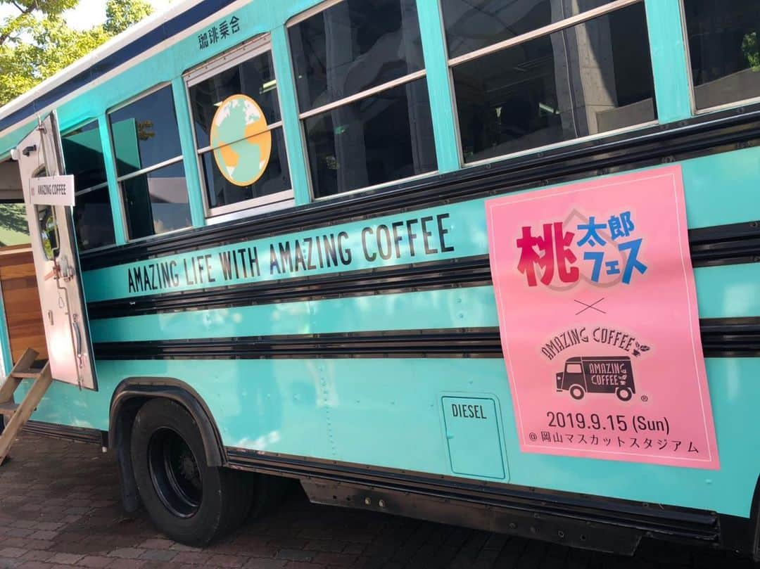 AMAZING COFFEEさんのインスタグラム写真 - (AMAZING COFFEEInstagram)「. 🍑桃太郎フェス×AMAZING COFFEE🚌 . お天気にも恵まれ、10:00より元気よくOPENしています⤴︎⤴︎(^o^)v . みなさまが最高の三連休のSTARTを切れるよう、本日限定のSPECIAL DRINKをご用意してお待ちしております💁‍♂️✨ . 【開催場所】 マスカットスタジアム 岡山県倉敷市中庄3250-1 ＊場外出店となりますので、チケットをお持ちでない方もご購入頂けます😆✨ . 【営業時間】 10:00〜19:00 . #桃太郎フェス #岡山県 #AMAZINGCOFFEE #AMeCO #アメコ #coffee #バスくん @momotarofes」9月15日 11時12分 - amazing_coffee_official