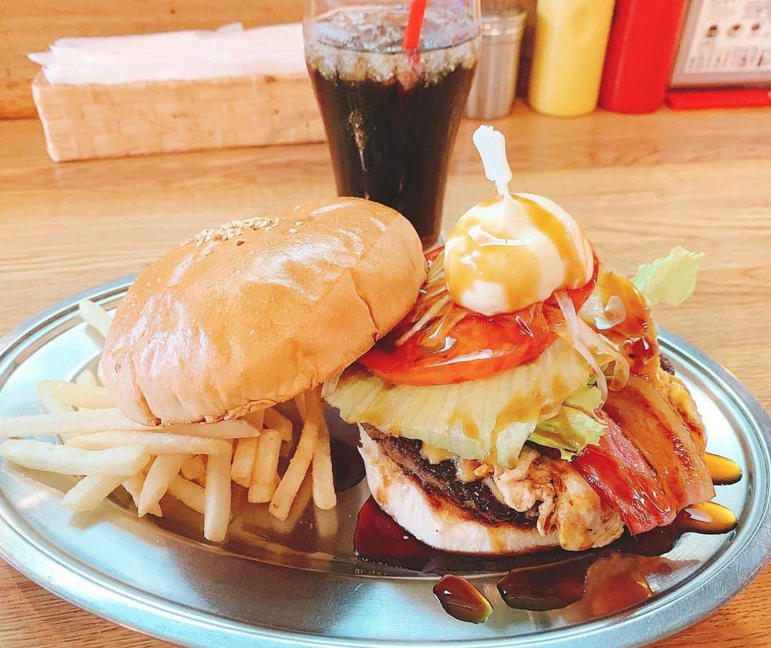 上坂嵩さんのインスタグラム写真 - (上坂嵩Instagram)「#横須賀ネイビーバーガー 🍔﻿ ﻿ ビッグサイズ！！！﻿ ﻿ #神奈川 #横須賀 #ドブ板通り #ハニービー #HONEYBEE﻿ #ネイビーバーガー﻿ #メーテレ #ドデスカ #アナウンサー #上坂嵩﻿」9月15日 11時37分 - takashi_uesaka_nbn