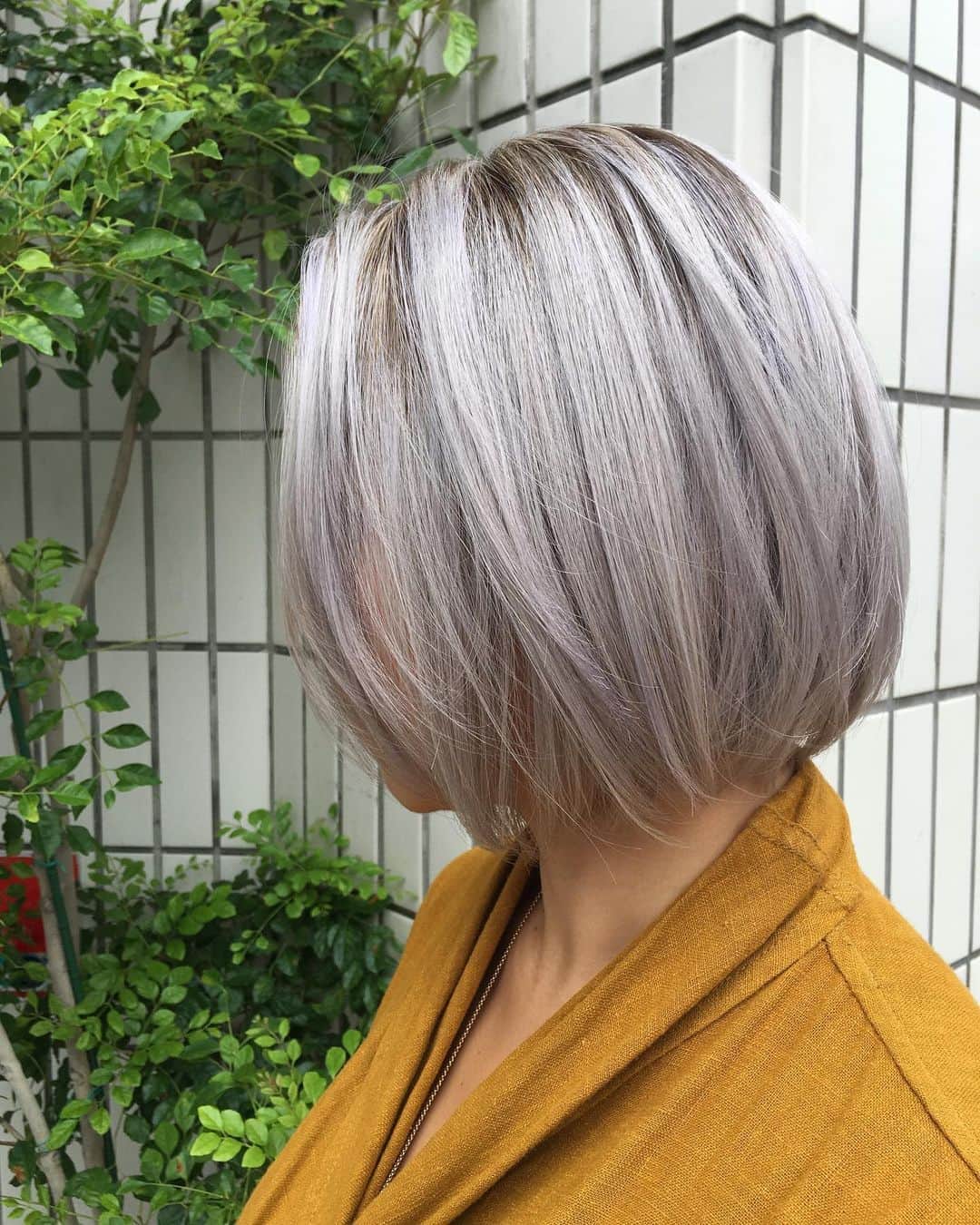 のインスタグラム：「. . –––––––––––––––––––––––––––– . highlight🐄milk tea beige . . 柔らかいハイトーンカラー お任せください🦔🌿✨ DM・☎︎からのご予約がおススメ🌻 . –––––––––––––––––––––––––––– . . #crea_arisa 大人気のおススメカラー🌿 #ミルクたっぷりカラー🥛 . 色素薄い外国人のような 赤味のないカラーなら お任せください👩🏼💐 . . #ミルクティーベージュ #ミルクティーカラー #ミルクティーアッシュ #ミルクティー色 #ミルクティーグレージュ #シースルーカラー #ブロンドカラー  #ブロンドヘアー  #ホワイトブロンド #ホワイトアッシュ  #ホワイトブロンドカラー  #ハイライトカラー #ハイトーンカラー #グラデーションカラー #バレイヤージュカラー #色素薄い  #シアカラー  #mery #hpb_hair #lala_hair」
