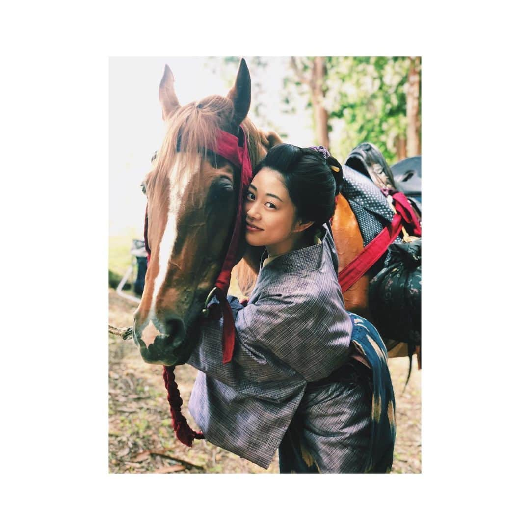 高畑充希さんのインスタグラム写真 - (高畑充希Instagram)「ラブラブだったあの日。  遠い夏のおもひで。🐎 #引っ越し大名  #於蘭殿と愛馬」9月15日 12時00分 - mitsuki_takahata