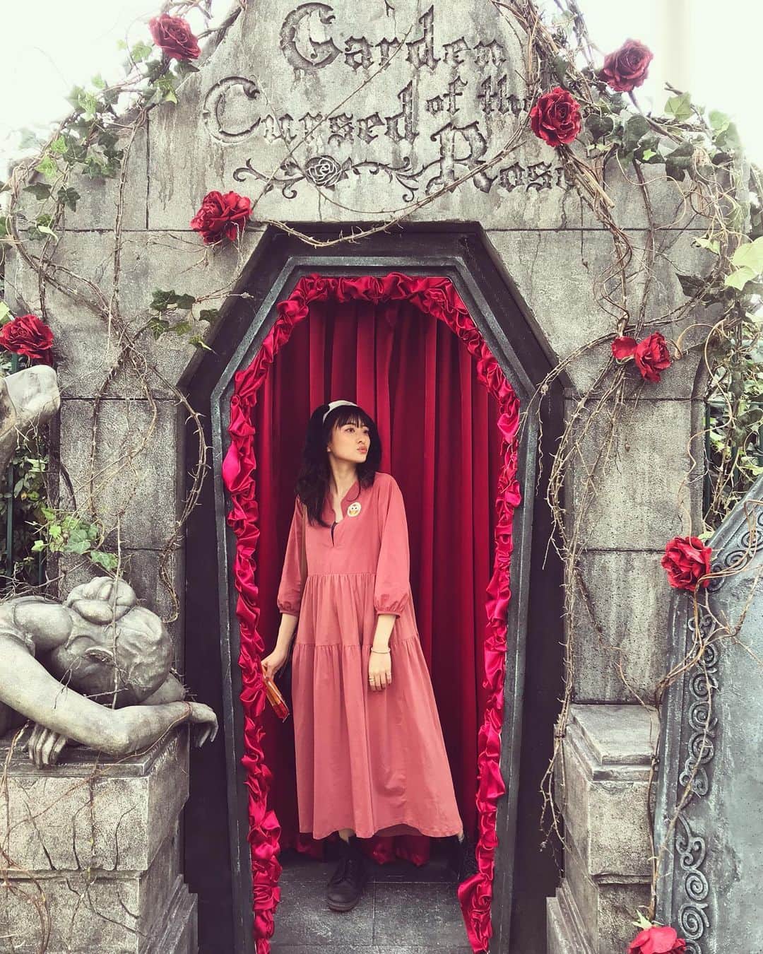 斉藤瑞季のインスタグラム：「くすみピンクのワンピース👗  #zara #ピンクワンピース #くすみピンク #usj #ユニバコーデ #ハロウィンユニバ」