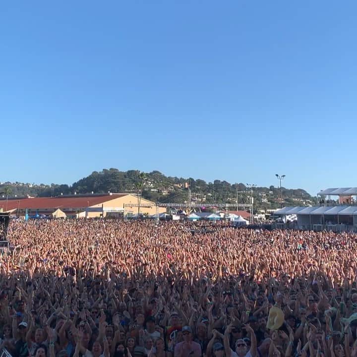 ブライアン・アダムスのインスタグラム：「Rocking the kaaboo festival in San Diego California #bryanadamsshinealight #kaaboofestival」
