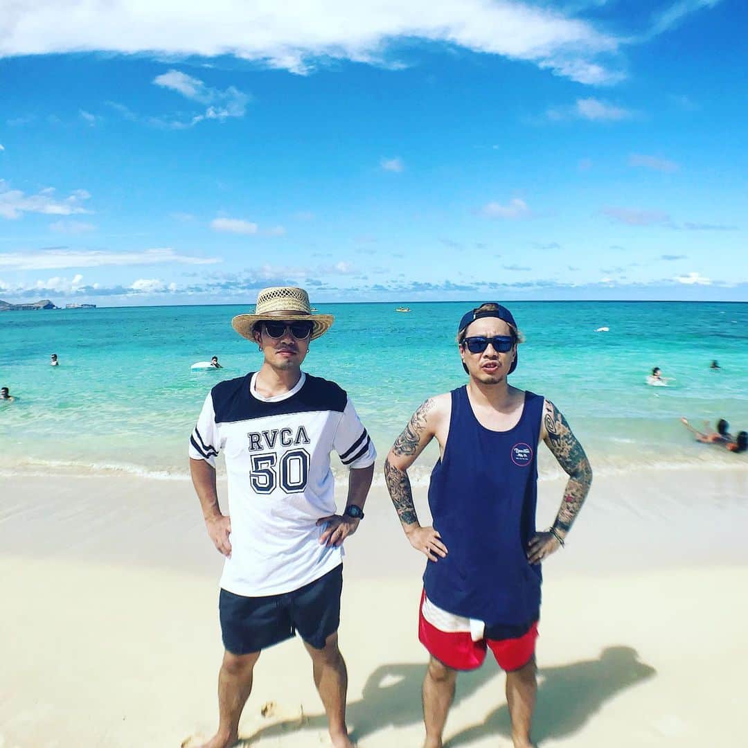 宇野剛史のインスタグラム：「ラニカイビーチ⛱ 秘境にローカル ヒデヲ現る🏝🏝 最高に海キレイ！🌺🐳 &Uberめちゃ便利🚘  #lanikaibeach #kailua #uber」