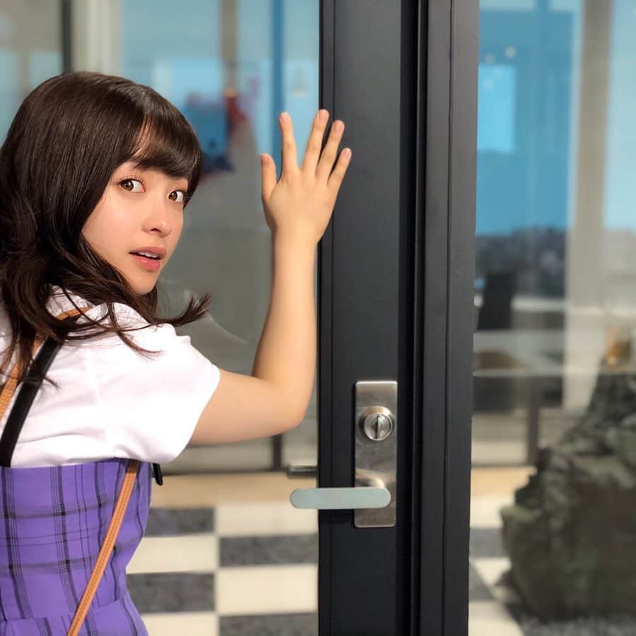 映画『午前0時、キスしに来てよ』のインスタグラム：「楓のお家で日奈々がガラスの向こうになにか見つけたみたい😳﻿ ﻿ ：﻿ ﻿ ：﻿ ﻿ ：﻿ ﻿ こ、これは…！🤭❗️﻿ ﻿ 実は、楓のお部屋の中にはなんと！﻿ ﻿ お庭があるんです🖼✨﻿ ﻿ #午前0時キスしに来てよ #12月6日公開 #綾瀬楓の部屋 #綾瀬楓 #片寄涼太 #日奈々 #橋本環奈﻿ #room #ヒミツ #庭 #インテリア #扉の向こう #影 #後姿」