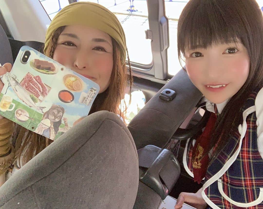 のインスタグラム：「もえあずちゃんと待機中なり。 栃木暑いなりなり～(￣▽￣;) このあと小山住宅公園でプレミアムハウジングフェア 「もえのあずき＆アンジェラ佐藤バラエティーライブ」を開催ですよん！  #小山住宅公園  #もえのあずき #ネコニスズ #大食いバトルは14時から！」