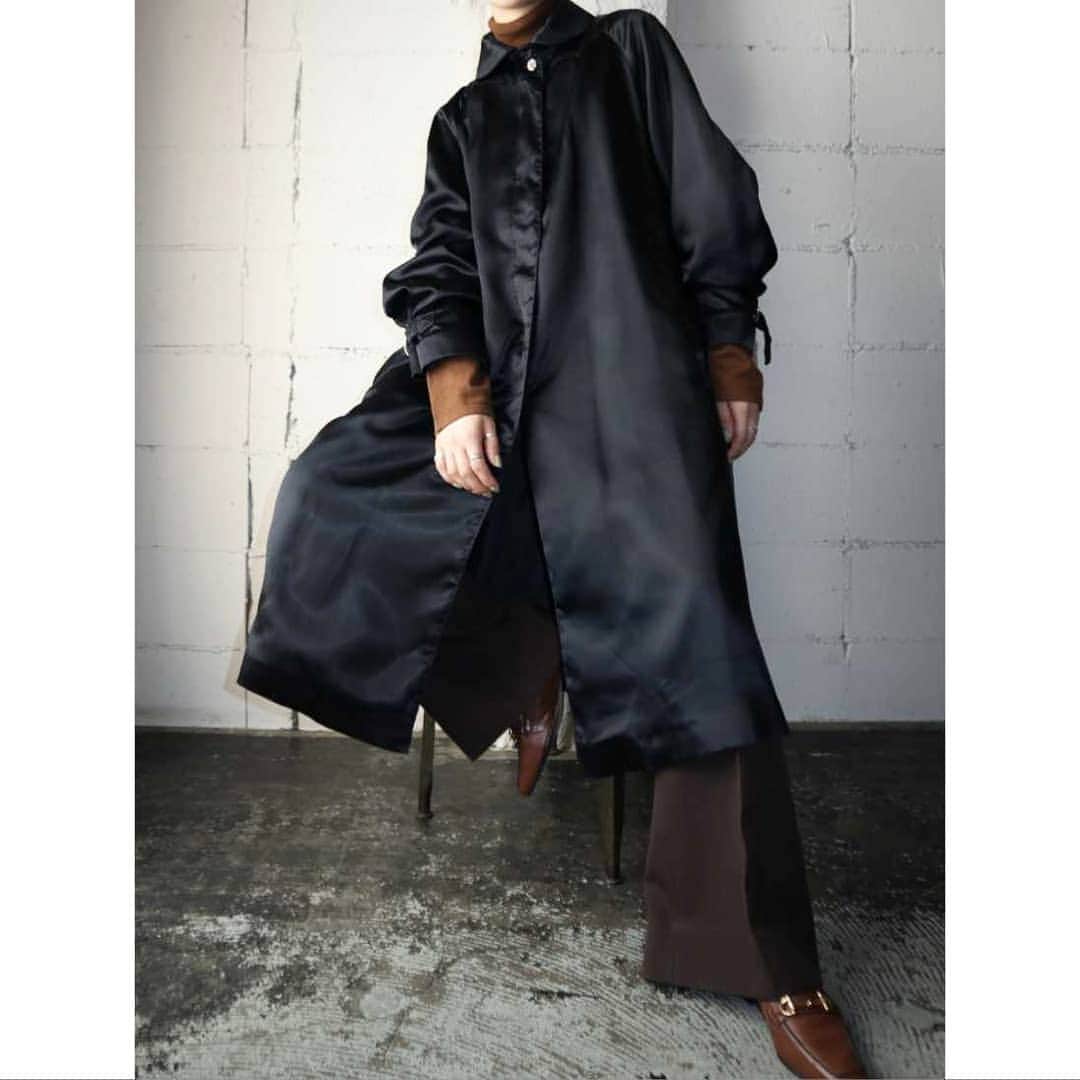 のインスタグラム：「Vintage Satin Black Coat  #orfeo #kichijoji #tokyo #vintage #used #fashion #coordinate #outfit #オルフェオ #吉祥寺 #東京 #古着 #古着屋 #ヴィンテージ #ユーズド #ファッション #コーディネート  掲載商品のお問い合わせはメールにて承っております。コメント、DMでのお問い合わせは受け付けておりませんのでご了承ください。」
