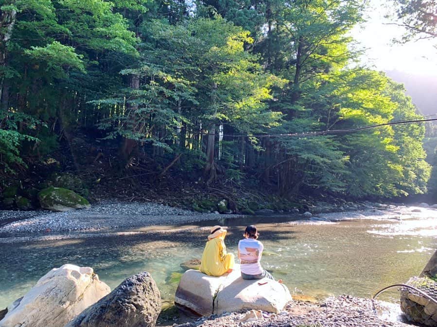 早坂香須子さんのインスタグラム写真 - (早坂香須子Instagram)「昨日の職場 滋賀県奥永源寺  琵琶湖の源流でもあるこの場所に、愛する青山有紀ちゃんが京都から手伝いに駆けつけてくれた！  ありがとう♡  君ヶ畑の木地師を守る会のかっこいいおじ様達と作業を共にして、この場所の素晴らしさをたくさん教えてもらった。長く続くプロジェクトになるので、こうやって受け入れてくれるのは本当にありがたいです。  最後は満月の下、大宴会✨  #nerolilabotanica  #ネロリラボタニカ #organic#organiccosmetics #powerorganic」9月15日 12時17分 - kazukovalentine