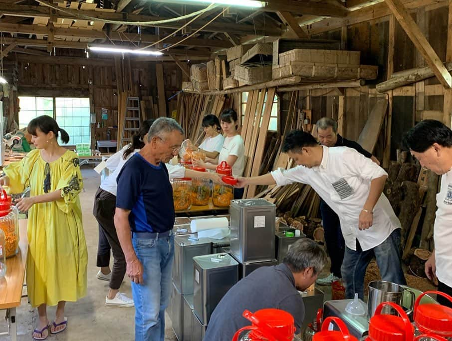 早坂香須子さんのインスタグラム写真 - (早坂香須子Instagram)「昨日の職場 滋賀県奥永源寺  琵琶湖の源流でもあるこの場所に、愛する青山有紀ちゃんが京都から手伝いに駆けつけてくれた！  ありがとう♡  君ヶ畑の木地師を守る会のかっこいいおじ様達と作業を共にして、この場所の素晴らしさをたくさん教えてもらった。長く続くプロジェクトになるので、こうやって受け入れてくれるのは本当にありがたいです。  最後は満月の下、大宴会✨  #nerolilabotanica  #ネロリラボタニカ #organic#organiccosmetics #powerorganic」9月15日 12時17分 - kazukovalentine