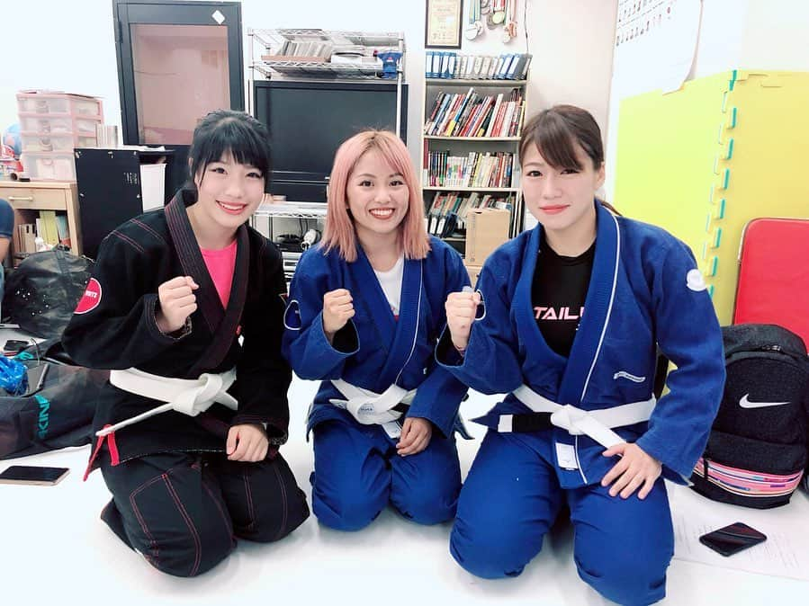 山崎桃子さんのインスタグラム写真 - (山崎桃子Instagram)「MMA Fighter3人で❤️ 桃加ちゃんに万李弥ちゃん！ わいわい楽しい収録でした！ 迷惑かけてしまって ごめんなさい！ 長谷川さんの輪が凄い！ 沢山の人に合わせて貰って 本当に感謝でいっぱい。 有難うございました🤗❤️ #ねわざワールド品川  #リバーサルジム横浜グランドスラム  #deepjewels  #mmafighters  #ジョシカク」9月15日 12時24分 - momochan0910