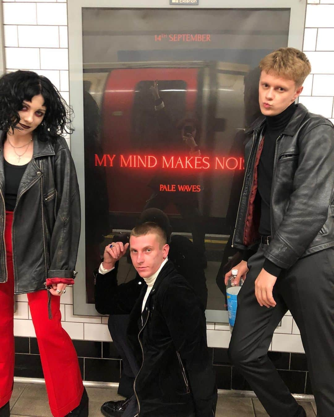 ホステス・エンタテインメントさんのインスタグラム写真 - (ホステス・エンタテインメントInstagram)「ペール・ウェーヴス @palewaves のデビューアルバム『My Mind Makes Noises』のリリースから9月14日で一年が経ちました🎉おめでとう🖤❤️ #palewaves #dirtyhit #mymindmakesnoises . . #repost @palewaves ・・・ one year old today. thank you 🖤」9月15日 12時33分 - hostessentertainment