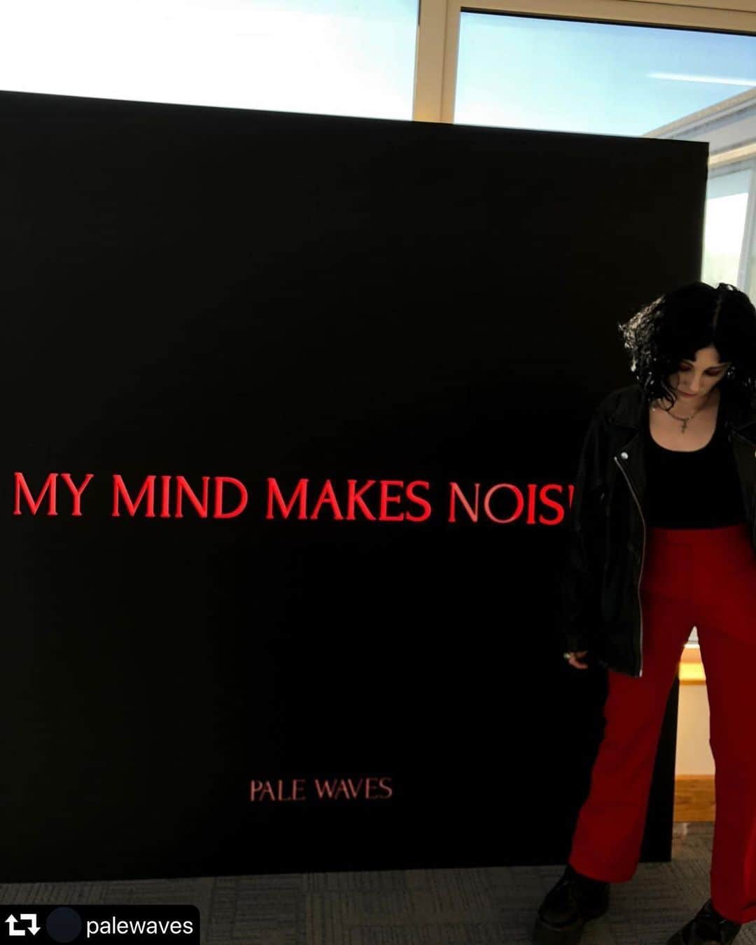 ホステス・エンタテインメントのインスタグラム：「ペール・ウェーヴス @palewaves のデビューアルバム『My Mind Makes Noises』のリリースから9月14日で一年が経ちました🎉おめでとう🖤❤️ #palewaves #dirtyhit #mymindmakesnoises . . #repost @palewaves ・・・ one year old today. thank you 🖤」