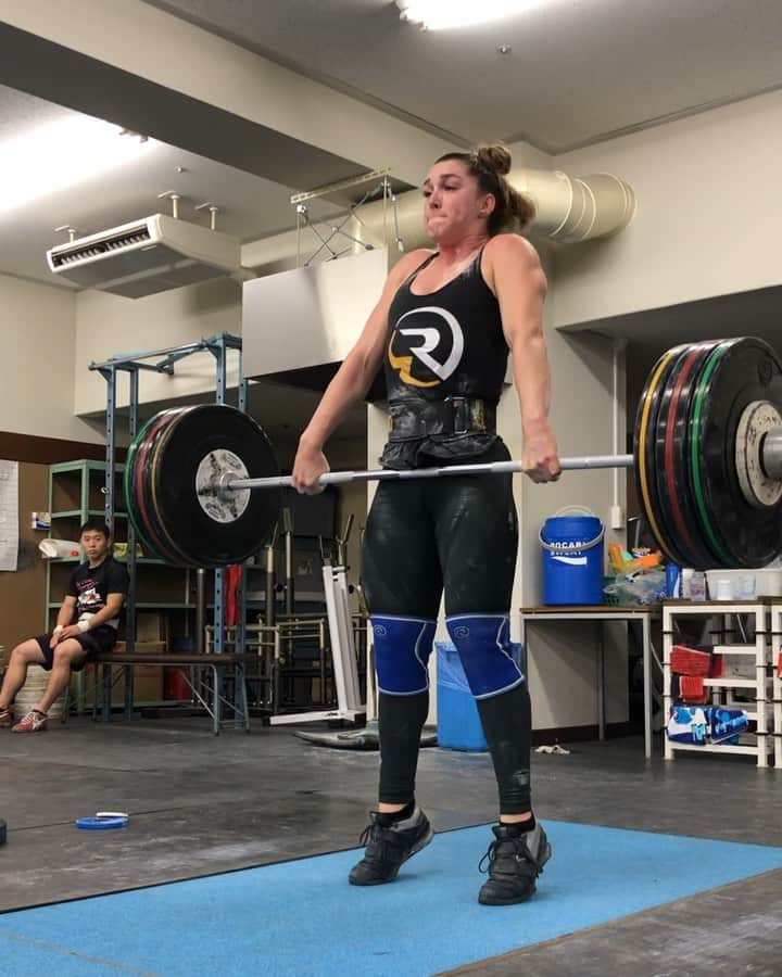 マッティ・ロジャーズのインスタグラム：「First full day here in Tokyo! Had a light move around session last night right off the flights (it felt as bad as it sounds) & back to a real lifting schedule today. Feeling a bit wobbly & jet lagged, but workin through it and NOT napping between training sessions today. Since we can all count the colored plates... 133kg/293lbs for pull to hold + dip clean this morning! @rehband @2poodperformance @romwod」