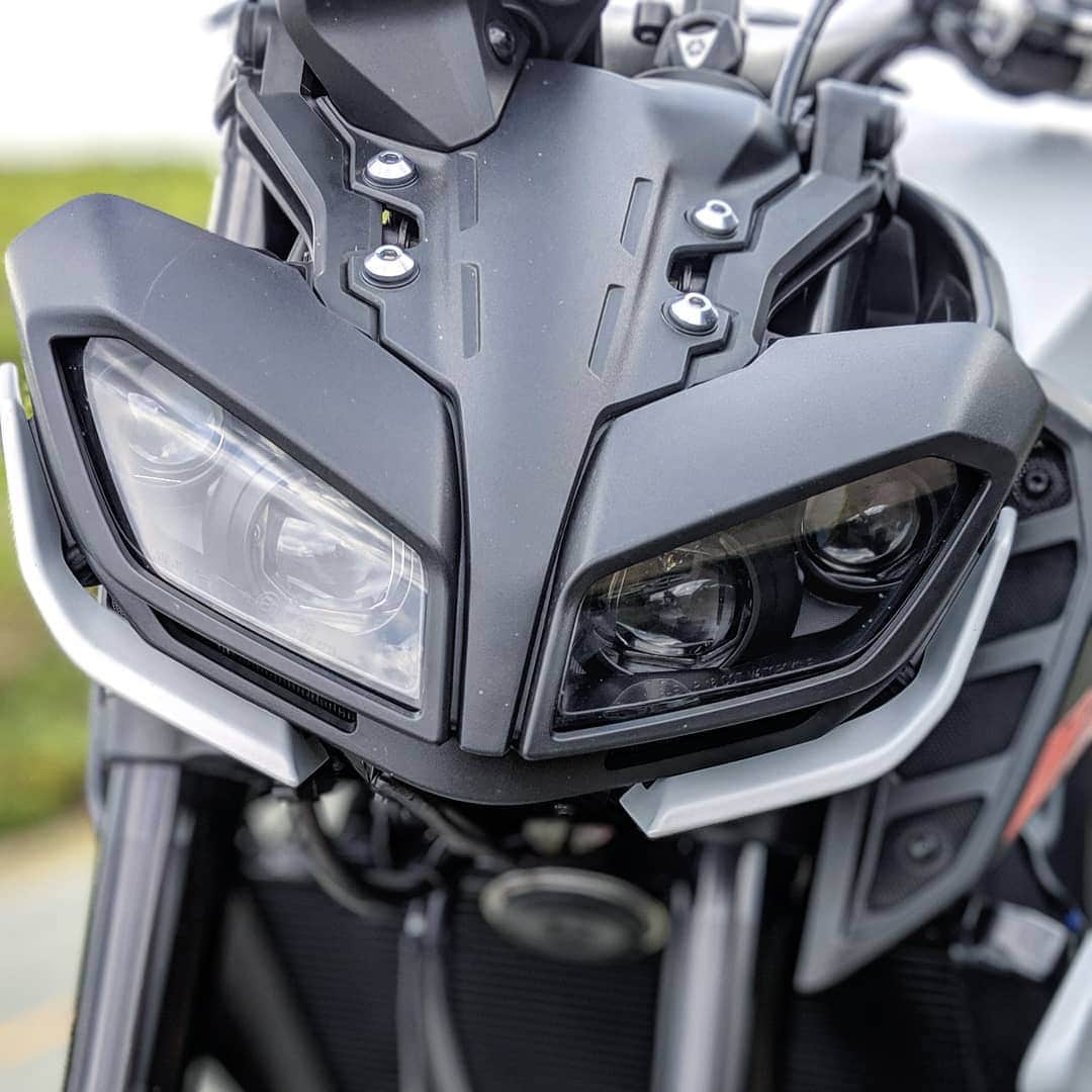 のインスタグラム：「MT-09が はしりにいきたそうに こちらをみている！ #MT09 #YAMAHAが美しい #ヤマハ #バイク好きな人と繋がりたい #バイクのある生活 #バイクのある風景 #👀 #フロントライト #二眼 #YAMAHA #yanahamt #motorcycle #instamoto #bikestagram #motorcyclephotography」