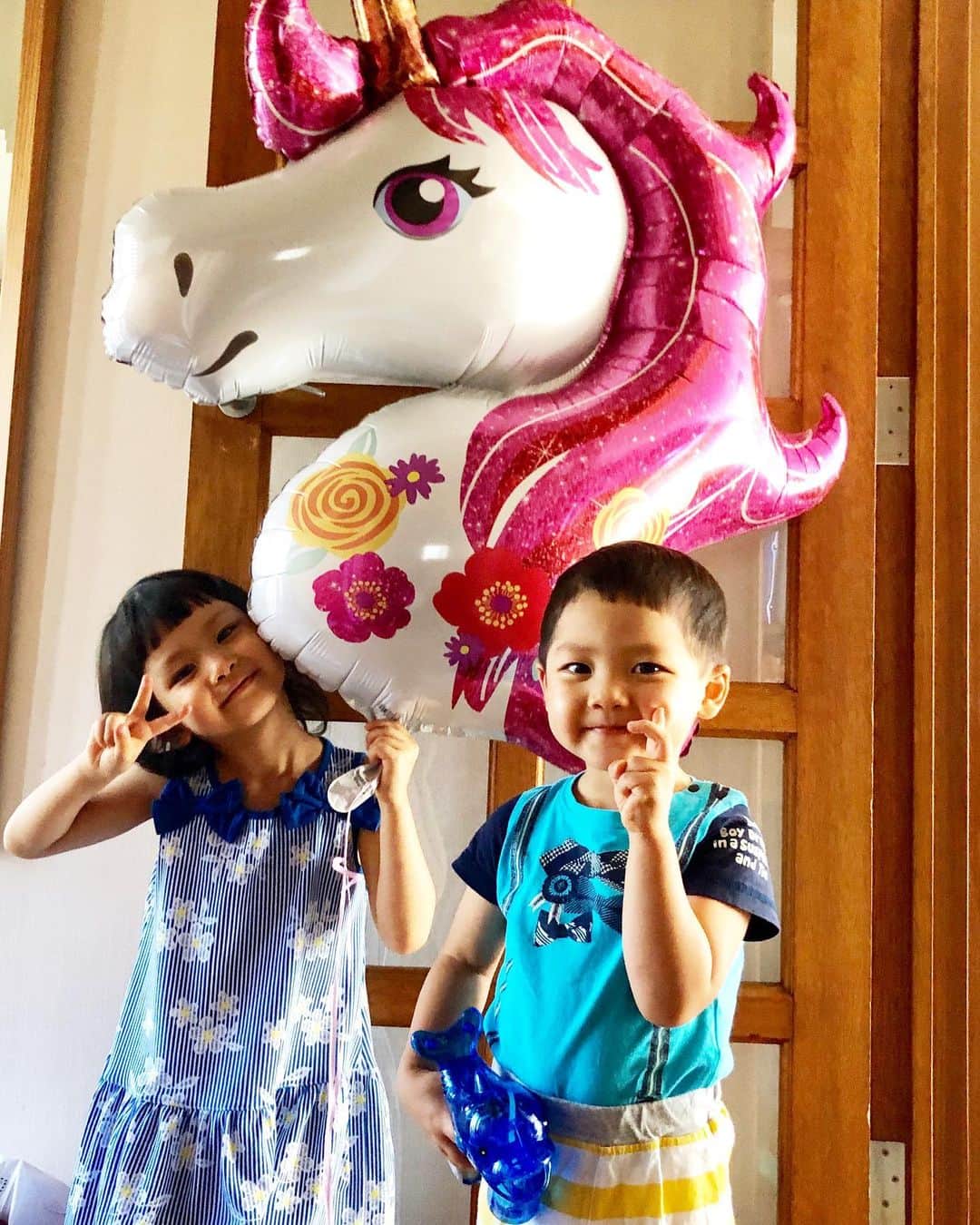 のインスタグラム：「巨大風船get🎈  #風船 #ガス風船 #ユニコーン #子供たち」