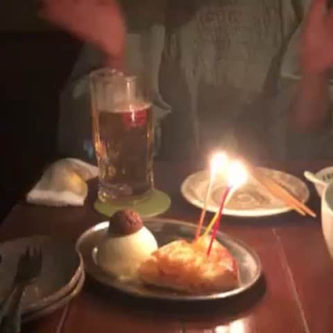のインスタグラム：「無事に１つ歳を重ねることができました🙏  たくさんのメッセージありがとうございます💕 少しずつお返事させてください🙏😊 誕生日前にはなんと大切なfamily冬美にお祝いをして頂き、お店からもお祝いして頂きまして感謝でいっぱいです。 ありがとうございます😊  ムービーまで作ってくれて冬美ありがとう💓  誕生日当日は、無事にレギュラーのお仕事させて頂きました。 むかーしは、誕生日はパーティーだー🎉😆なんて派手に騒ぐことが大好きでそれができない時は寂しくも感じたけど、日常を無事に過ごせることが何よりのギフトだとつくづく感じます。🙏 今はいつも通りに仕事ができること。 電車で無事に目的地にたどり着けること。  最近の数々の出来事からも改めて考えさせられました。  昨晩は無事に歳を重ねることができたことの感謝を昨日の満月に🌕捧げました🙏  歳を重ねるごとに毎日が楽しい😃  いつもたくさんのお心遣いを下さる皆様へ 好き放題自由に過ごす私を許してくれる家族へ。  いつもありがとうございます😊  #藤代有希 #ユキ  #kidsyoga  #キッズヨガ #ヨガ #ヨーガ #yoga #ヨガインストラクター #ボディバランストレーナー #meditation #瞑想 #マインドフルネス #メディテーション #birthday #バースデー #感謝 #ありがとう」