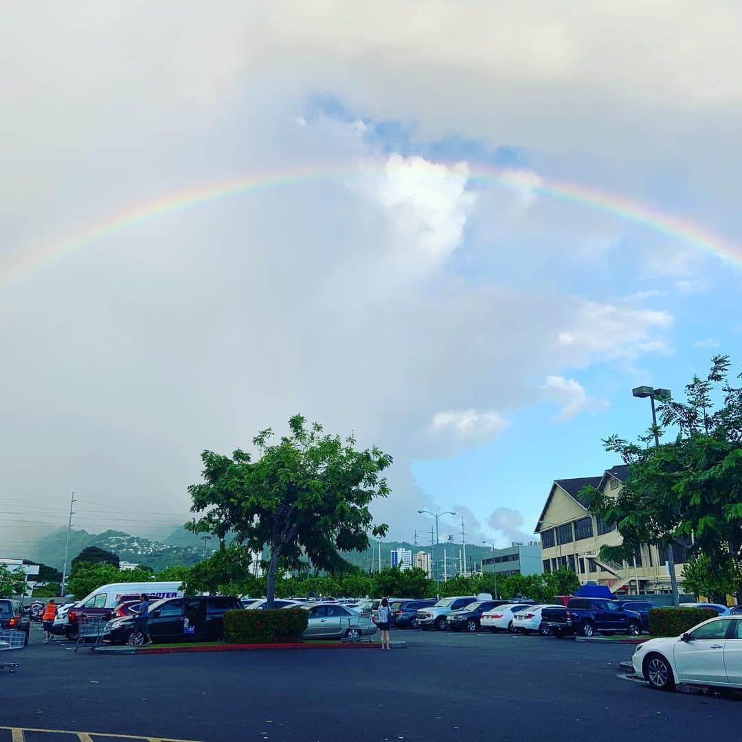 Aloha Street アロハストリートさんのインスタグラム写真 - (Aloha Street アロハストリートInstagram)「大きな虹のアーチ🌈 ・ どう頑張っても画面におさまりきらない…😅（エリカ） ・ #ハワイ#ハワイライフ#虹#アロハストリート#hawaii#alohastreet#rainbow」9月15日 13時03分 - alohastreetcom_hawaii