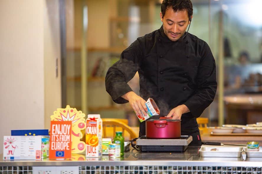 ベリッシモ・フランチェスコさんのインスタグラム写真 - (ベリッシモ・フランチェスコInstagram)「Francesco Bellissimo chef has fun in the Kitchen using ORANFRIZER juice and Valfrutta beans and tomatoes👍 “The European Art of Taste” event at ABC Marunouchi Grand, Tokyo🍊🍅 「ヨーロッパ美食術 イタリア野菜・果物の傑作」のイベントさせて頂きました！ご来場者の皆さんに感謝ですね! ❤️Grandissimo evento di divulgazione sul food & beverage made in Italy a Tokyo con lo chef Francesco Bellissimo!😂👍 #ベリッシモ #料理研究家 #料理家 #francescobellissimo #イケメン料理人 #chef #tvchef #celebritychef #oranfrizer #valfrutta #topchef #italia #italian #italianstyle #イタリア #イタリア料理 #イタリア人 #イタリアン #世界くらべみたら #gourmet #グルメ #ハンサムキッチン #vip #personaggiopubblico #masterchef #romanodisangiovanni」9月15日 13時09分 - bellissimoyoshi