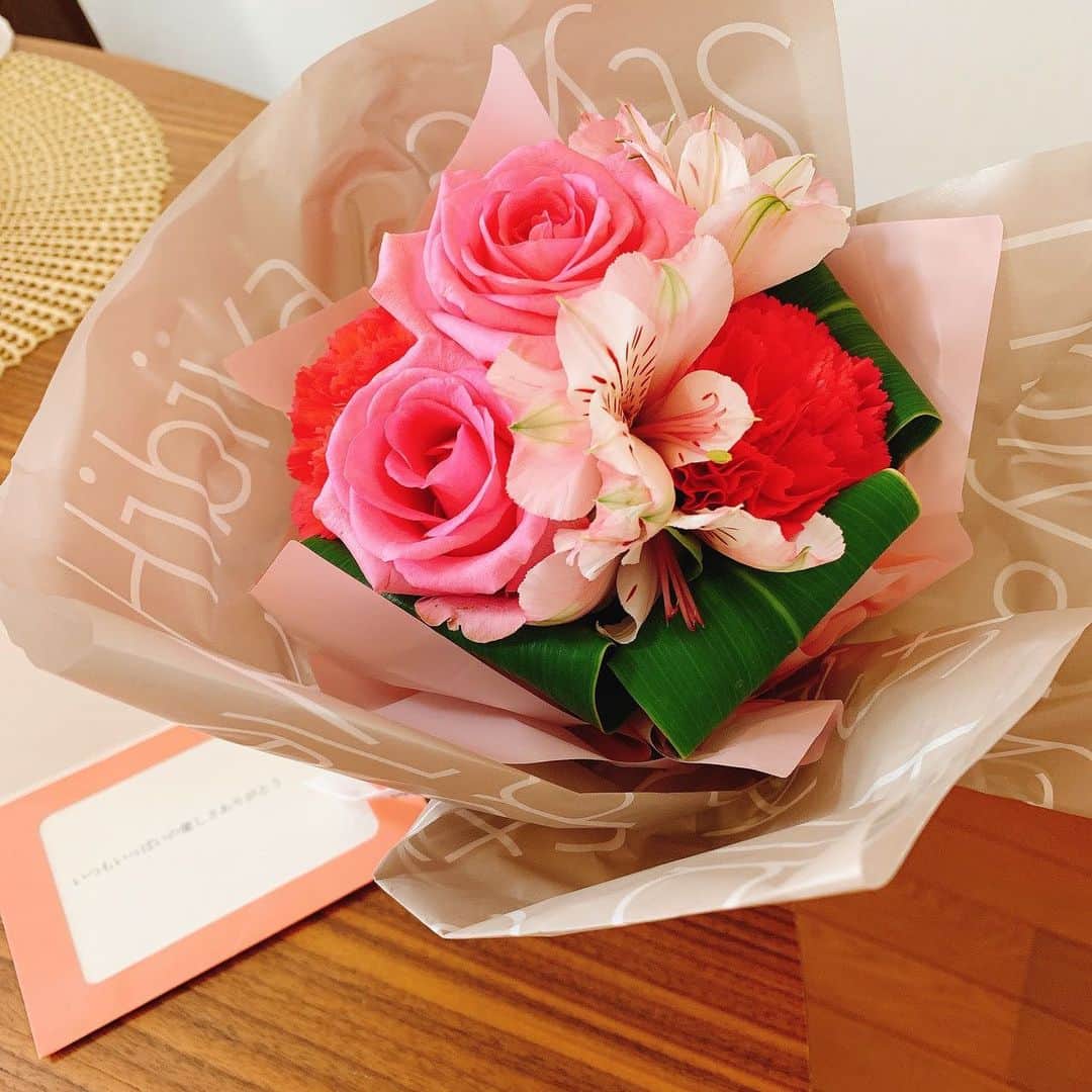 百千糸のインスタグラム：「2回目の結婚記念日^_^ 旦那さんの奥さんになり、息子が産まれ、母になり。 凄い濃密な2年間。 旦那さんありがとう😊 これからも宜しくお願い申し上げます🤲」