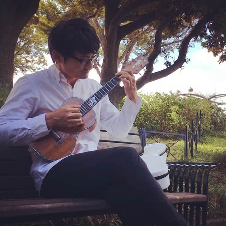 のインスタグラム：「天気が良いのでお散歩🐢 木漏れ日の中で "Angel"弾きました✨  #ukulele #ウクレレ #angel」