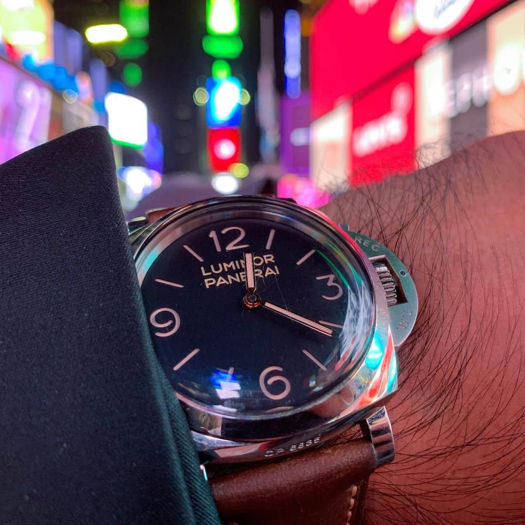 パネライのインスタグラム：「My boy @jtm893 rocking Times Square with one of the best recent releases from #Panerai.  The OG #PAM372 with plexi glass. #paneraicentral」