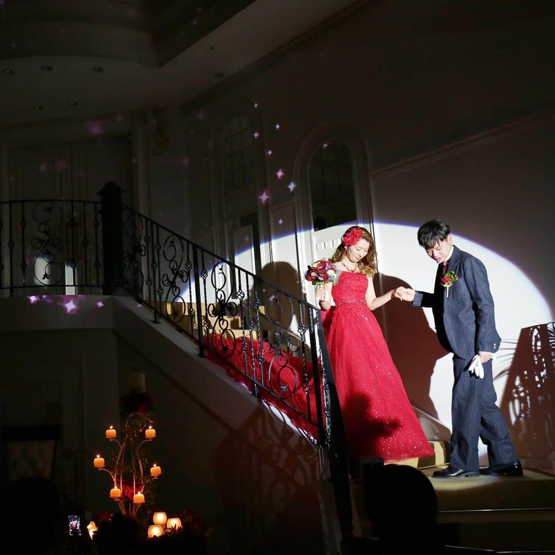 ホテルモントレ ラ・スール大阪ウエディングのインスタグラム：「@lasoeurosaka_wedding 階段入場は人気❤️ ゲストからの注目の的❤️ . . . #モントレ花嫁 #ホテルモントレラスール大阪  #モントレウェディング #モントレ #モントレラスール大阪 . . #dressy花嫁  #marry花嫁  #プレ花嫁 #卒花嫁 #全国の花嫁さんと繋がりたい  #weddingdress #takamibridal  #wedding #結婚式 #ホテル婚 #ブライダルフェア」