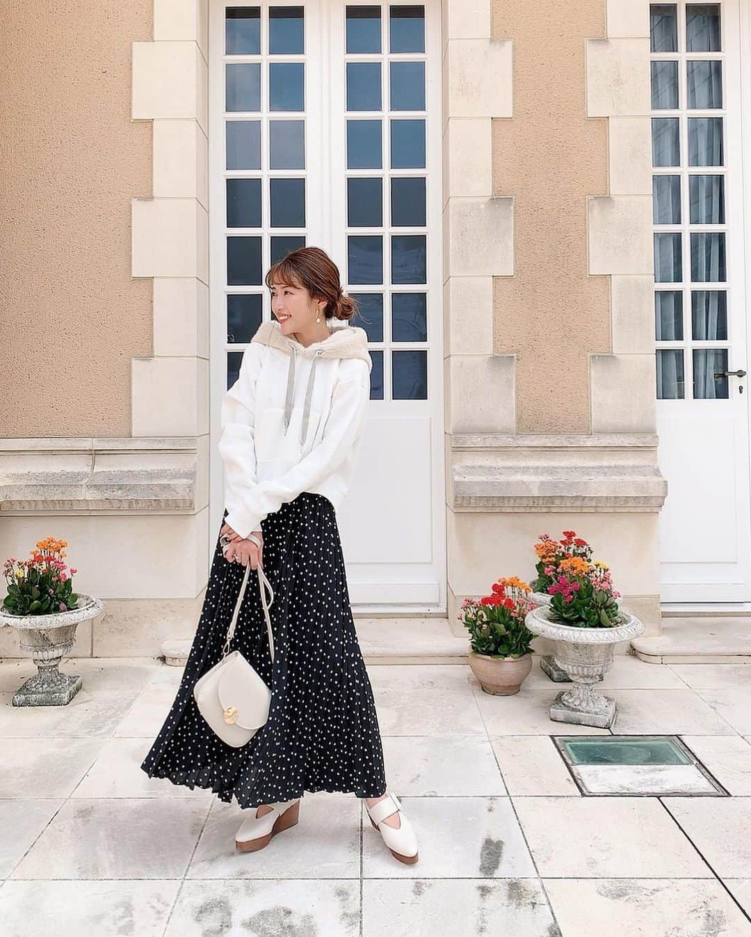 舟山久美子（くみっきー）さんのインスタグラム写真 - (舟山久美子（くみっきー）Instagram)「皆さま三連休たのしんでますか？？😊✨✨ 最近やっと秋らしい気候になってきて嬉しい🍂✨ 休日コーデは、ファーのパーカーとドットスカート😉💛 @micoameriofficial . 今日は朝から家の掃除をして、お花にお水あげたりして、いいスタート🙆‍♀️💋 #fashion #aw #秋コーデ #ミコアメリ」9月15日 13時38分 - kumikofunayama