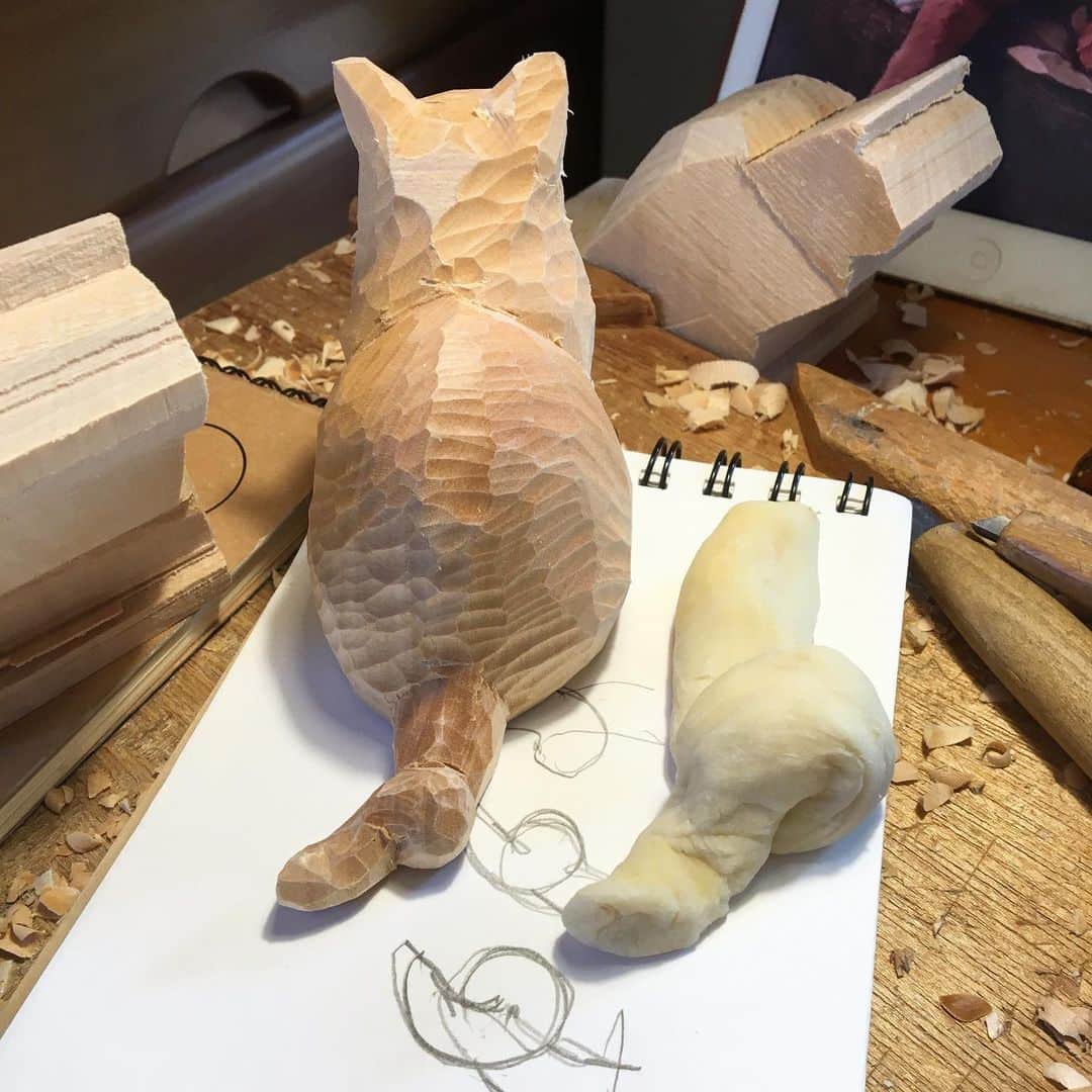 yamanekoさんのインスタグラム写真 - (yamanekoInstagram)「シッポが複雑! どうにも困って台所にあった小麦粉を練って尻尾を作り、それをモデルにしてみたら上手くいきました!😹😹😹 #ねこ #ねこ部 #ねこのしっぽ #かぎしっぽ #ねこすたぐらむ #cat #catstagram #catstagram #猫彫り#木彫り猫 #sculpture #woodworking #woodsculpture #バンナイリョウジ」9月15日 13時41分 - yamaneko5656