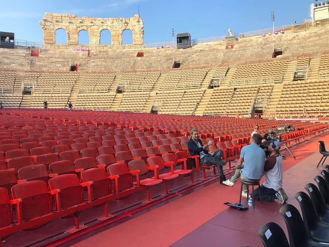 デイヴィッド・ギャレットさんのインスタグラム写真 - (デイヴィッド・ギャレットInstagram)「Interviews ... 🎤 #touring #unlimited #italy #verona #davidgarrett」9月16日 0時40分 - davidgarrettinsta