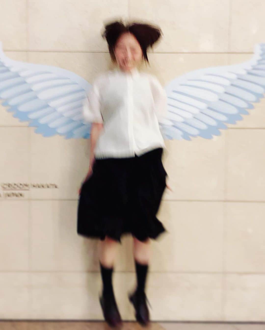 平田裕香のインスタグラム：「さて。  この頃はたくさん歳を重ねたせいか、自分の年齢が定かではなくなってくることも増えましたが、 役者ですもの、その役によって年齢が前後するのは幸せなことですね。  この一年の間にも、思いがけないあれやこれやの出来事がありました。 まだ年齢一桁の時には、毎日が新しいことの発見で、 10代のころはなんかただひたすら必死で、 20代はなんとも世の中を知った気になり始めて、 30代の今は、まだなにも知らない自分に気づいて改めて知り始めるそんな日々に驚いています。  大きくまとめると今はこんな風に思っているけれど、きっともっとほんとちゃんと、いろいろブレはありますが、 これは変わらずに思ってます。  私と関わってくれてありがとう。 想ってくれてありがとう。  生まれてきてよかった。 生まれてきてくれてありがとう。  2019.9.15  #平田裕香」