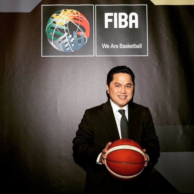 エリック・トヒルさんのインスタグラム写真 - (エリック・トヒルInstagram)「Didampingi oleh Ketua PB Perbasi Danny Kosasih, saya mewakili Indonesia untuk menerima bendera FIBA bersama perwakilan dari Filipina, Manuel  Pangilinan serta wakil dari Jepang, Yuko Mitsuya, yang akan menjadi tuan rumah FIBA World Cup 2023. Bendera FIBA diserahkan oleh Yao Ming dan Kobe Bryant.  Penyerahan bendera FIBA ini adalah titik NOL dimulainya persiapan pelaksanaan Piala Dunia 2023, artinya Indonesia harus mulai serius mempersiapkan diri. Pelaksanaan yg baik di China tahun ini bisa menjadi barometer bagi penyelenggaraan piala dunia 2023 untuk berusaha lebih baik lagi. Dengan 3 negara sebagai Tuan rumah penyelenggaraan dan dengan keunikan masing masing negara harus dapat menjadi kekuatan yang dapat memberikan memorable experience tidak hanya bagi pemain tetapi untuk setiap penonton dan fans basket di seluruh dunia.  #FIBAWorldCup2023」9月16日 0時32分 - erickthohir