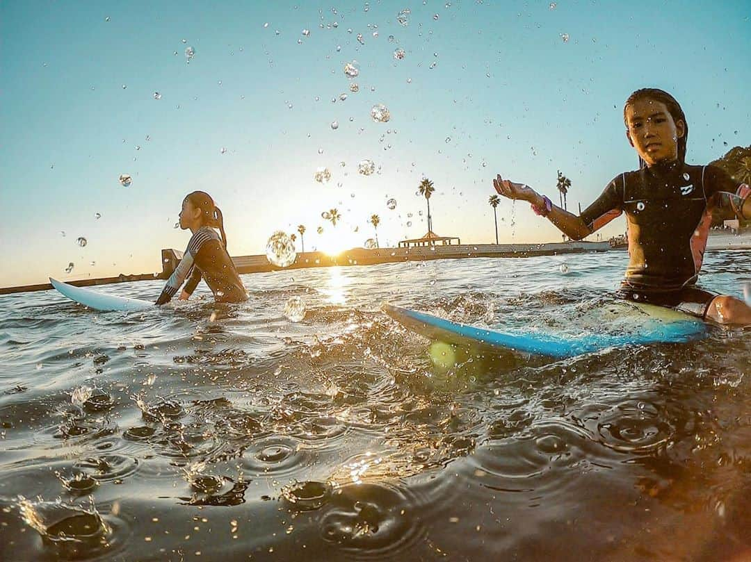 金子藍さんのインスタグラム写真 - (金子藍Instagram)「無邪気な2人 . この2人とのサーフィンは楽しい🏄‍♀️ . いきなり始まる笑っちゃいけないゲーム🤣 よくそんなの思いつくなぁと思ったけど、学校では友達同士でよくあるんだろうかと思ったり... . #roxy #roxyjapan #サーフィン #サーフシティ #アクティブ女子 #サーファーガール #アクティブキュート #haneypresets #gopro #goprojp #サーファーガール #キッズサーファー #愛知 #サーフィン #スポーツ #sunset #夕陽 #カメラ #love」9月16日 0時37分 - aikaneko_surf