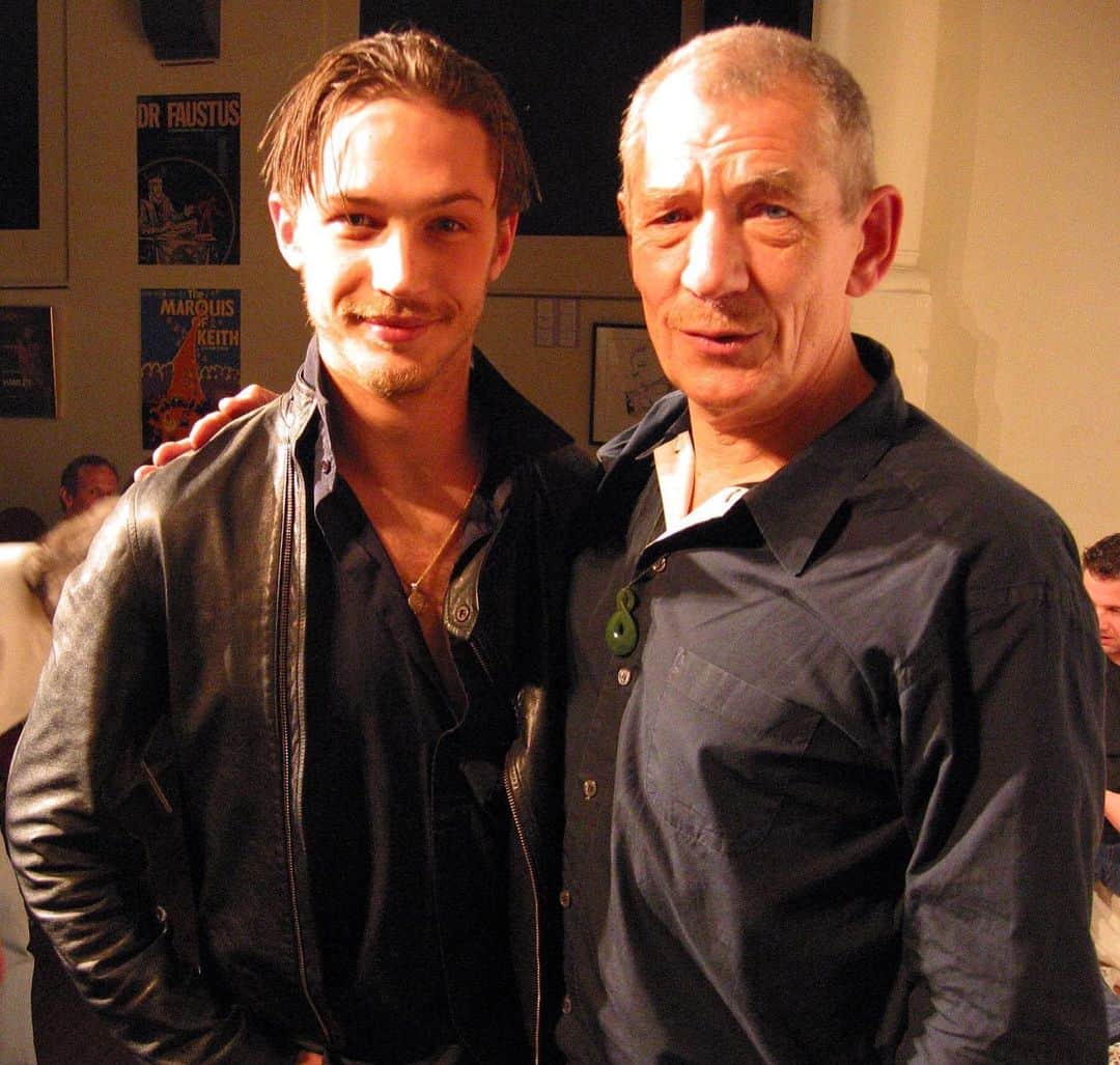 イアン・マッケランのインスタグラム：「Happy Birthday, Tom! @tomhardy photo 2003 by Keith Stern」