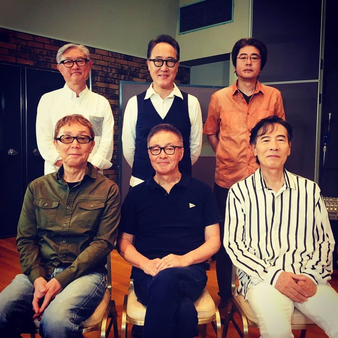 佐野史郎のインスタグラム：「今日の撮影🎥 SKYE〜小原礼、林立夫、鈴木茂の各氏。 後ろは堤幸彦監督、佐野史郎、君塚太さん な〜んだ⁉︎」