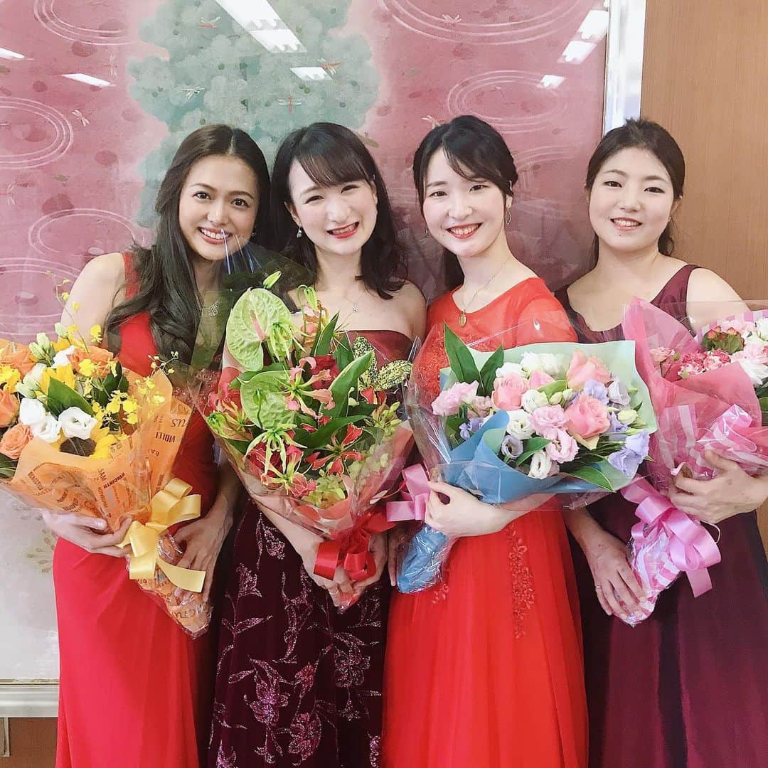 のインスタグラム：「. 岐阜にあります土岐図書館にて演奏させていただきました💖🎻 1年ぶりの演奏でした💕 . それぞれに違う花束が用意されており、みんなそれぞれに似合っていて、そらがなんだかとても嬉しかったです💐しかも控室には、栗きんとんを餅で巻いてある美味しすぎる名物が…🌰ご馳走様でした❣️幸せすぎました🤤💖 . 会うたびに毎回思う素敵な図書館のスタッフの皆様、そして素晴らしく温かいお客様に囲まれて良き時間でした。 今日もありがとうございました✨ . #苅谷なつみ #ヴァイオリニスト #宗次ホール #土岐図書館」