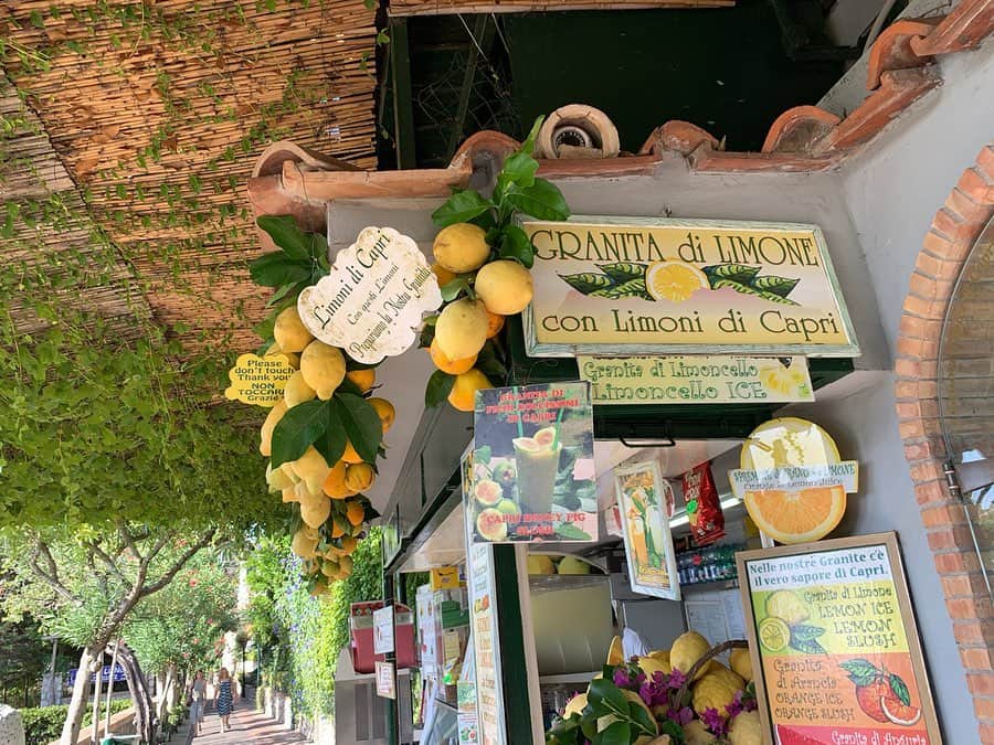 北村優衣さんのインスタグラム写真 - (北村優衣Instagram)「美味しかったレモンジュース屋さんと レモンみたいな太陽。🍋🌞 #カプリ島」9月15日 23時12分 - kitamura_y910