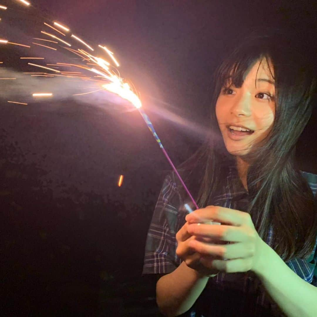 清司麗菜さんのインスタグラム写真 - (清司麗菜Instagram)「先日花火をしました🎆  ㅤㅤㅤㅤㅤㅤㅤㅤㅤㅤㅤㅤㅤ お気に入りのスカートを焦がしました😇 ㅤㅤㅤㅤㅤㅤㅤㅤㅤㅤㅤㅤㅤ 結構ショックだったけど楽しかったからオッケー🙆‍♀️💓 ㅤㅤㅤㅤㅤㅤㅤㅤㅤㅤㅤㅤㅤ #花火 #夏の思い出 #もう花火の投稿季節外れ ？？🤔」9月15日 23時14分 - seiji_0007