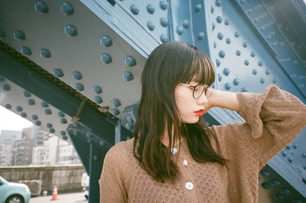 Zoff Officialのインスタグラム：「AUTUMN CLASSIC / ZJ191027_14E1 Model @ppp218ppp . ゴールドの細身のテンプルと、ブラックのフロントのコントラストがポイント。デイリーなスタイリングを、いつもとは違った雰囲気で女性らしく仕上げてくれる差し小物としてもおすすめ。 . #Zoff #FASHION #eyewearstyle #メガネ #ゾフ女子 #Zoffコーデ #スカイツリータウン #ソラマチ店 #東京 #tokyo」