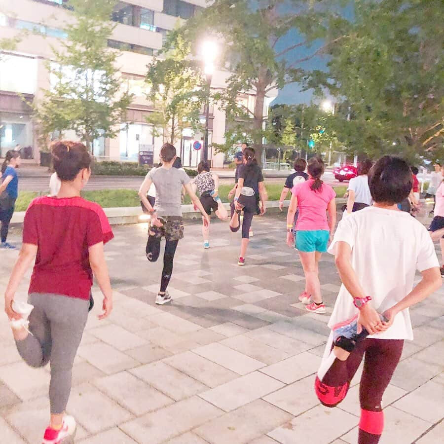 長井かおりさんのインスタグラム写真 - (長井かおりInstagram)「先日のasicsのスポーツメイク イベント🏃‍♀️﻿ メイクショーの後みんなで軽くRun！という、とてもステキな夜でした☺️﻿ ﻿ ﻿ 簡単な手順と商品名を↓﻿ ❶キャンメイクorベアミネラルの﻿ スティックファンデーションを﻿ スポンジで手早くひろげて😁﻿ ﻿ ❷キャンメイク クリームチーク16を﻿ スポンジにとり、小鼻の真横に丸く血色を！﻿ ﻿ ❸オンリーミネラル  ミネラルクリア﻿ グロウフェイスパウダーをパフで﻿ Tゾーンと目の下にピシッと、その他はふわっと付け🌫﻿ ﻿ ❹最後にKOSE メイクキープミストで密着！﻿ ﻿ ❺オンリーミネラル ミネラルピグメント  ココアでまぶたにのせて、 その上からマジョリカマジョルカ シャドーカスタマイズ OR480を上に置き重ねで、ほんのり﻿ カラーまぶたに🍊﻿ ﻿ ❻キャンメイク クイックラッシュカーラーBRを﻿ マスカラ的に使用し、﻿ まぶたに使ったココアで眉毛も描いちゃいましょう！﻿ ﻿ ❼セザンヌのアイブロウコートNで眉をコーティングし、走っても落ちない眉に！﻿(アテニアもオススメ！) ﻿ ❽ファシオ  ウォータープルーフチークPK-2を頬にのせて﻿ ﻿ ❾リンメル ラスティングフィニッシュ ティントリップ004を唇に馴染ませて、﻿ KOSE リップジェル マジックを重ねれば、﻿ 最強に落ちない唇に💋﻿ ﻿ ➓ラロッシュポゼ の日やけ止めスプレー UVイデア XL プロテクションミストを顔や髪にかければ完成〜🌙❤️﻿ ﻿ ★ランやレース後の夜は、スルッと簡単メイクオフで肌うるうるを保てる、江原道のクレンジングウォーターがオススメ😊_ ﻿ スポーツ時もぜひぜひメイクを楽しんでくださいね😆💗﻿ ﻿ #asics #asicsイベント #丸の内チャレンジランナーズ #スポーツメイク #落ちないメイク #ランメイク #汗でも落ちないメイク」9月15日 23時16分 - kaorimake