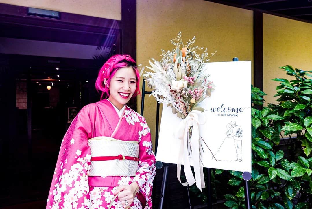 あやぺたのインスタグラム：「友達の結婚式。 挙式で新婦の姿を見た瞬間、涙が止まらなくて、同時に鼻血が出て止まらくなった。 そんなことあるーーーーーー？！？！？！？！？ とにかく素敵すぎた一日でした🌿  #ダト顔チャレンジ」