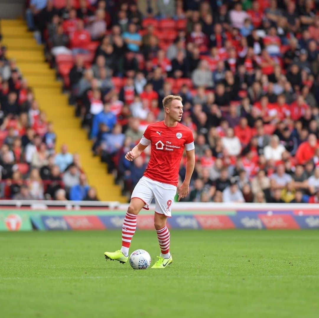 コーリー・ウッドローのインスタグラム：「We gave everything today but wasn’t to be...onto next week end. Barnsley fans unbelievable support 🔴❤️⚪️」