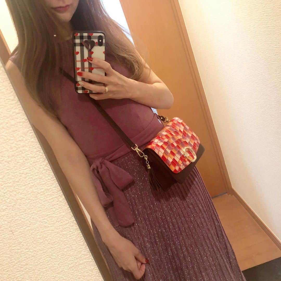 菊池かなこさんのインスタグラム写真 - (菊池かなこInstagram)「・ 全部一目惚れしたもの✨ ・ 👗𝕠𝕟𝕖𝕡𝕚𝕖𝕔𝕖 @beradiance 👜𝕓𝕒𝕘 @claire_official_tokyo 👠𝕤𝕙𝕠𝕖𝕤 @vivian_collection_official ・ 展示会で注文した #beradiance のスカートがラメラメの パープルのワンピ👗 ・ パンプスは #viviancollection の くすみピンクのレースパンプス👠 いまAutumn Faireやってて 秋物新作も最大30%オフになるみたい😻 ・ バッグ最近発売になったブランド #claire のもの👜 ステンドガラスみたいで可愛すぎて愛用中☺︎ 同じ柄の財布も欲しい🥺 16日まで30%オフクーポンが出てるみたい❤︎ ・ ୨୧┈┈┈┈┈┈┈┈┈┈┈┈┈┈┈┈┈୨୧ #クレア#秋服コーデ#ニットワンピース #vivian公式アンバサダー#vivianコーデ #2019aw #zozotown #ゾゾタウン #サンダルコーデ #ミュールサンダル#ミュール #サンダル #パンプス #スリッポン #ブーツ#ブーティー#秋ファッション#秋コーデ #プチプラコーデ #プチプラファッション #プチプラ高見えコーデ#今日の靴 #靴好きな人と繋がりたい #足元倶楽部 #パンプスコーデ #走れるパンプス #プチプラママコーデ」9月15日 23時18分 - canana_kanako