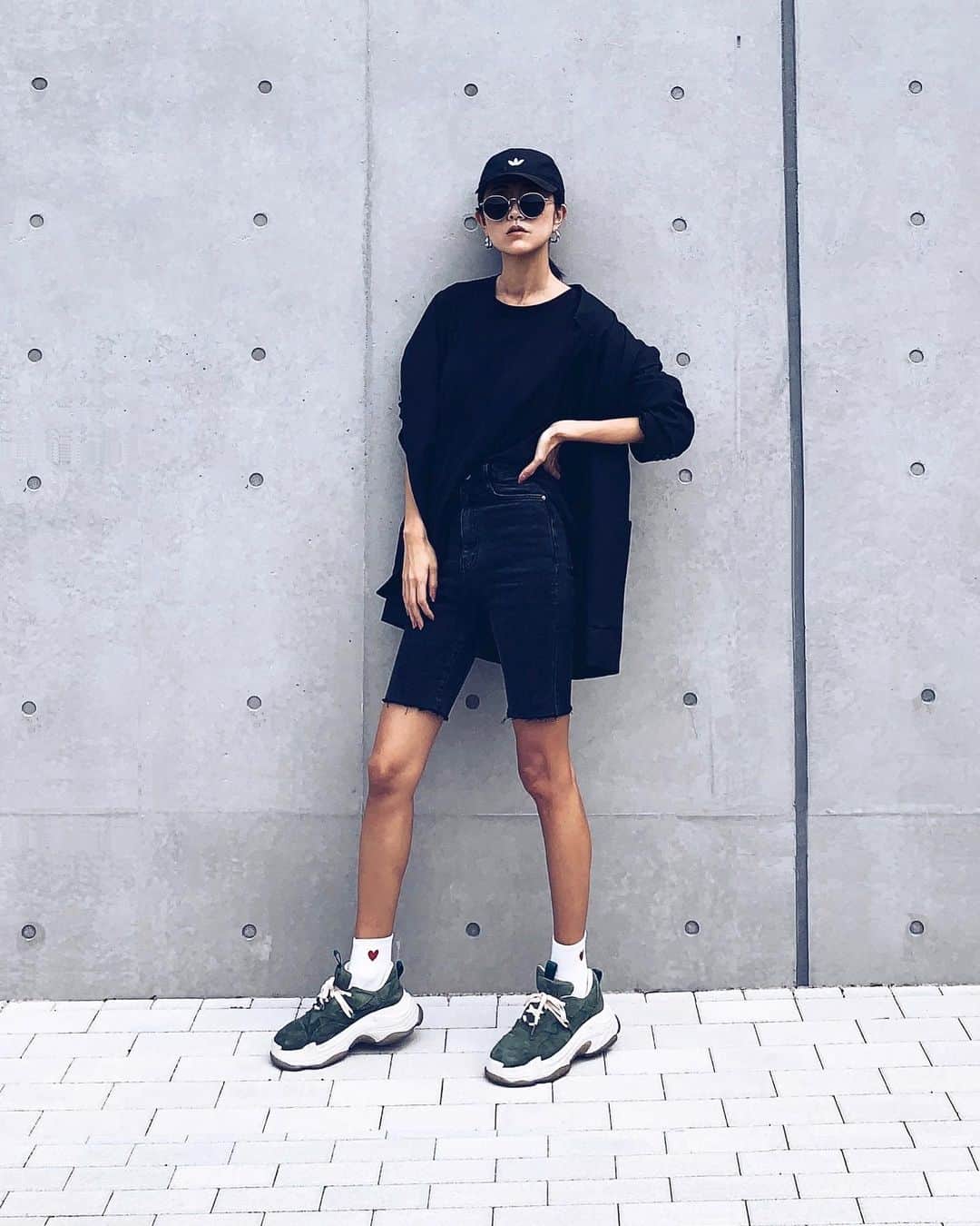 のインスタグラム：「Style:) keep it simple…😎 . cycling PT×BIG tailored×adidas . KHA👟×🧦❤️ . 秋晴れって言っていいのか… 暑すぎな日曜😇💦 . お疲れさまでしたっっ☕️♫ . 今日はゆっくりマッサージしよ🙋🏻‍♀️✨ . #RULAHコーデ#RULAH_official#テーラード#スニーカー#スニーカーコーデ#カジュアル#カジュアルコーデ#アディダス#adidas#adidastokyok#す」