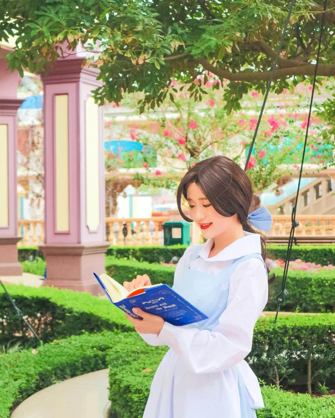のインスタグラム：「ㅤ ㅤ 町ベルから載せてく👱🏻‍♀️📘💓 ㅤ ㅤ ㅤ 町ベル衣装すっっごいお気に入りで しかもまなと実写とアニメーションで 併せたからもうめちゃくちゃ楽しかった😭💖 ㅤ ㅤ 洋書はいくら探しても 良いのが見つからなかったから 良い感じの紙を買って 本の大きさに合わせて切って 金色のペンで模様とか書きました📘🖋❤️ ㅤ 下書きせずに書いたから 所々ゆがんでるけど 本物みたいって褒めてもらえて にやにやしちゃった🥺💕💕← ㅤ ㅤ ㅤ ㅤ ㅤㅤㅤㅤ ちなみにタイトル下の英文は 美女と野獣の冒頭文を、、🌹💛 ㅤ ㅤ ㅤㅤㅤㅤ “ Once upon a time there was a prince who was so selfish and unkind that he and all who lived in his castle were put under a powerful spell.” ㅤㅤㅤㅤ 「昔々、とても自分勝手で不親切な 一人の王子がいました。 そんな王子と城に住んでいた人たちは皆、 強力な呪いにかけられてしまったのです」 ㅤ ㅤ ㅤ ㅤ ㅤ ㅤ ㅤ ㅤ ㅤ ㅤ #kana_disney ㅤㅤㅤㅤ #kana_halloween ㅤㅤ ㅤ ㅤ #パンセルコ #penseeruco #dハロ #ディズニーハロウィン #ディズニーハロウィーン #ディズニーハロウィン2019 #仮装 #仮装ディズニー #ディズニープリンセス #町ベル #美女と野獣 #ベル #東京ディズニーランド #ディズニーランド #東京ディズニーリゾート #ディズニーランドホテル #tokyodisneyland #tdl #tokyodisneyresort #tdr #disneyhalloween #disneyprincess #beautyandthebeast #disneylandhotel #tokyodisneylandhotel」