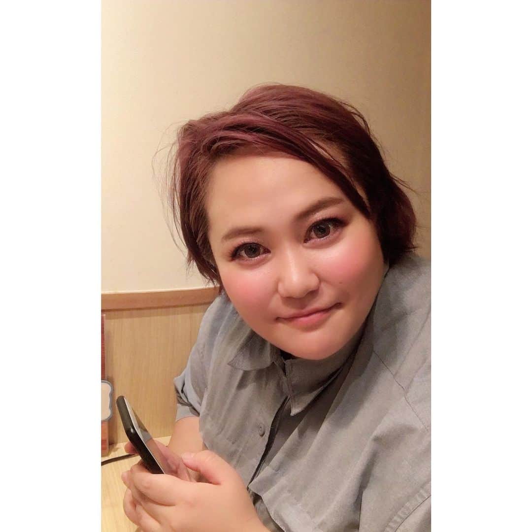 おかずクラブのインスタグラム：「今日は特別に、スタイリストのカメラロールにあった、おゆいさんをどうーぞ。  加工ってすすすごい。。。！ ゆいPさんだけど ゆいPさんじゃないw 可愛いけど ちょっと怖いw  良かったら、待ち受けにでもして下さい。  #おかずクラブ #okazugram  #ゆいP #指がムチっとしてるのは加工されなかった #加工でメイクもしてくれるんだね」
