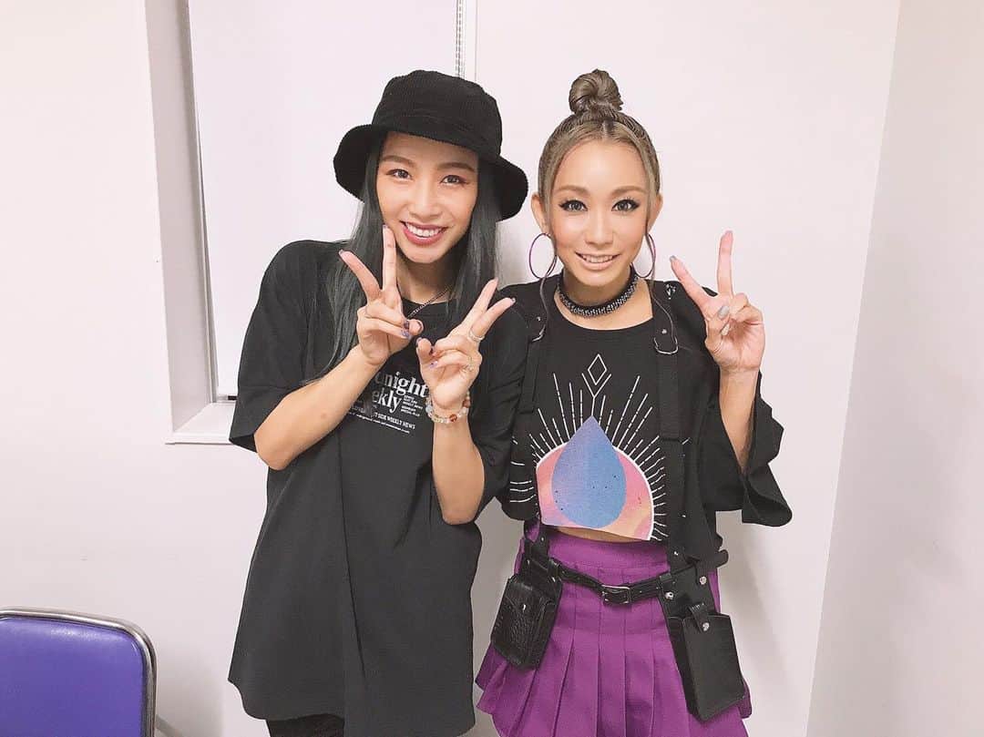 honoka のインスタグラム：「「KODA KUMI LIVE TOUR 2019 re(LIVE)」JAPONESQUE・Black Cherry両公演とも﻿ 観に行かせて頂きました❤️﻿ ﻿ 終始鳥肌が止まらなくて、﻿ 大興奮の1日でした✨﻿ ﻿ 小学生の頃からずっとずっと大好きで﻿ 特にBlack Cherryのアルバムは﻿ めちゃめちゃ聴きまくってたから﻿ 本当に今回のツアーを観ることができて﻿ 大好きな曲もたくさん聴けて幸せでした😭﻿ ﻿ ﻿ そして終演後お写真も一緒に撮って頂けて﻿ お話もさせて頂きました！﻿ 本当に夢のようで﻿ 毎回お会いするたび信じられないほど﻿ 嬉しくて幸せな気持ちになります❤️﻿ ﻿ ツアーの感想をもっともっと語りたいのですが、﻿ ネタバレになりそうなので我慢します💦﻿ ﻿ とにかく最強で最高の素晴らしいライブでした！﻿ ﻿ これからもずっと來未さんの背中を追っかけ﻿続けます！！﻿ ﻿ 今回のツアーで受けた刺激を胸に﻿ 私も秋のツアー頑張りたいと思います！！！ #もう1回行きたい」